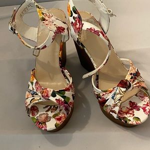 Fergi floral wedges